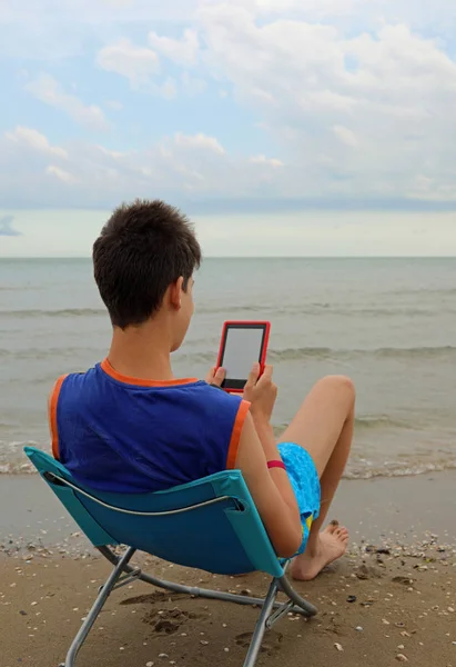 Jeune lecteur lit un ebook — Photo