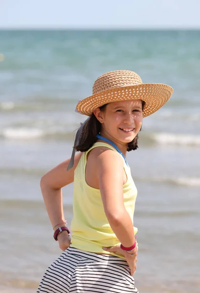 Feliz niña bonita con sombrero de paja —  Fotos de Stock