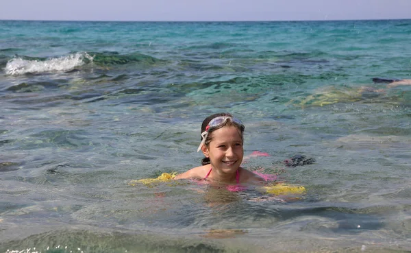 Kleines Mädchen schwimmt im Meer — Stockfoto