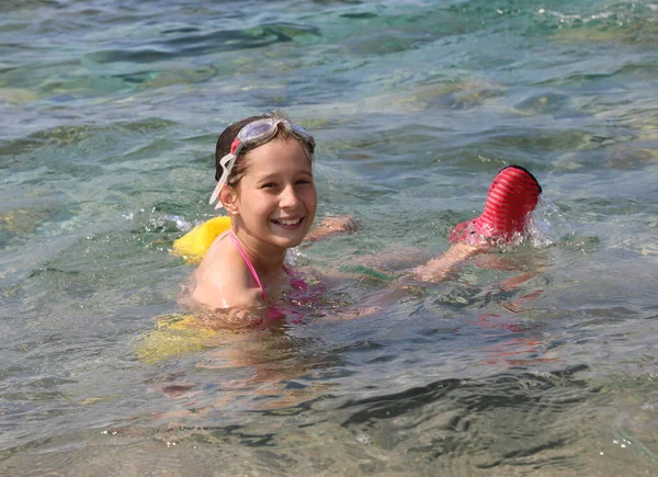 Glückliches kleines Mädchen auf dem Wasser — Stockfoto