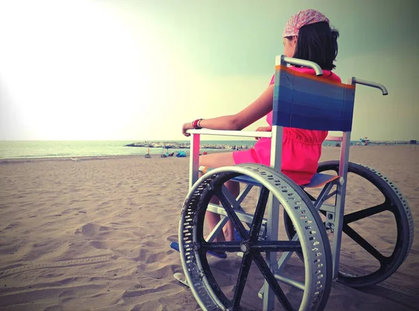 Menina com bandana rosa na cabeça no verão — Fotografia de Stock