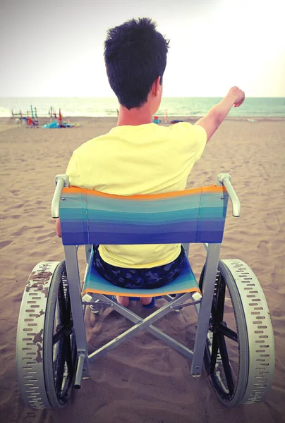 Junge im Rollstuhl am Meer — Stockfoto