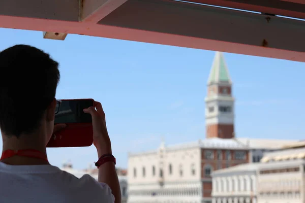Menino fotografa o Campanile de San Marco com um telefone celular — Fotografia de Stock