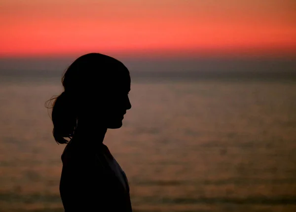Profil d'une fille au coucher du soleil sur les îles Sanguinaires — Photo
