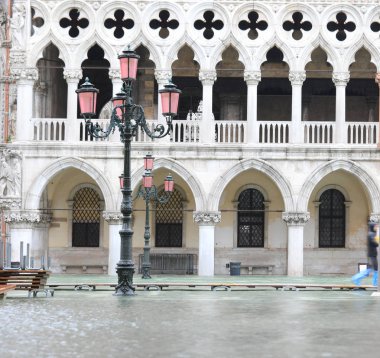 Ducal Palace, İtalya Dili 'nde Palazzo Ducal olarak da bilinir.