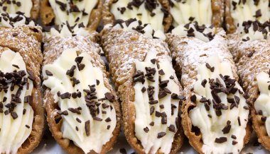 Sicilya Cannoli adı verilen pek çok hamur işi ögesinin arka planı