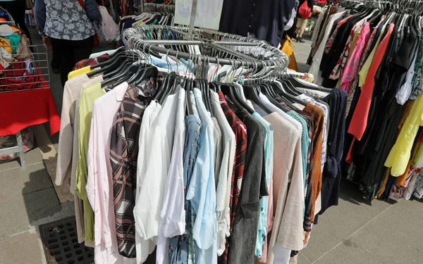 Roupas no rack do casaco no mercado ao ar livre stall — Fotografia de Stock