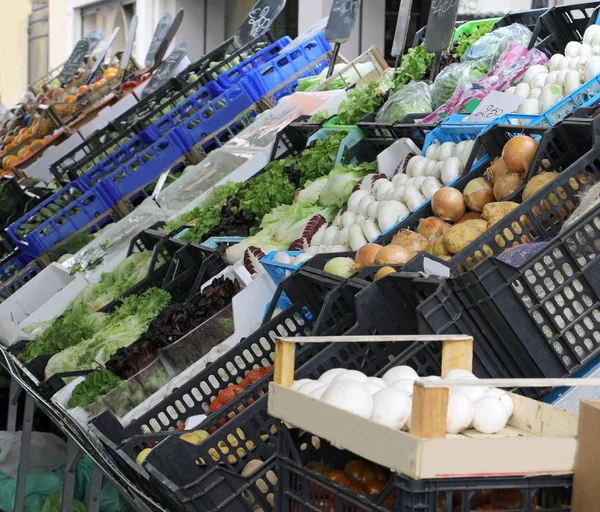 Ortaggi freschi e frutta nella bancarella del mercato vegetale — Foto Stock