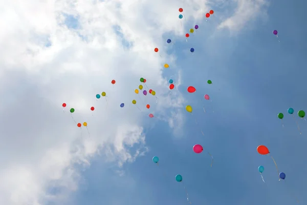 Globos de colores en el aire — Foto de Stock