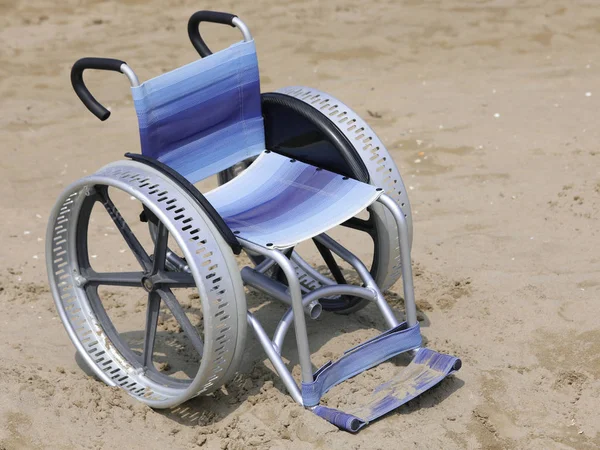 Tekerlekli sandalyede geniş hafif alüminyum tekerlekler... — Stok fotoğraf