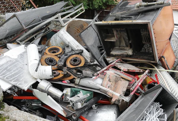 Centrum recyklingu z wieloma obiektami — Zdjęcie stockowe