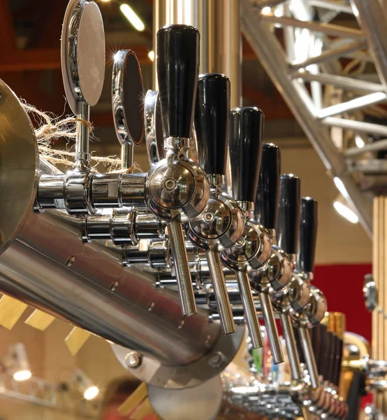 Viele Zapfhähne aus Edelstahl, um Bier zu zapfen — Stockfoto