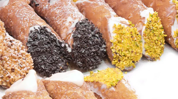 Cannolis sicilianos son golosinas típicas de Italia —  Fotos de Stock