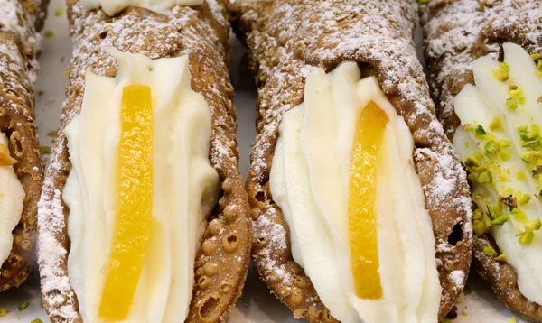 Cannolo je typický koláč na Sicílii v Itálii — Stock fotografie