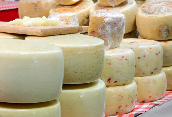 Queso con pimientos para la venta en la tienda de lácteos —  Fotos de Stock