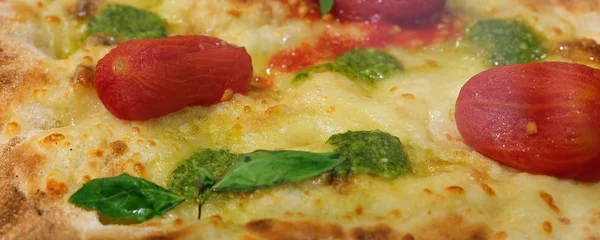 Italian Pizza with green pesto sauce and red peeled Tomatoes — Stock Photo, Image