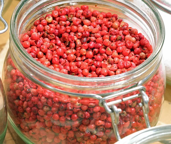 Red peppercorns for sale — Stock Photo, Image