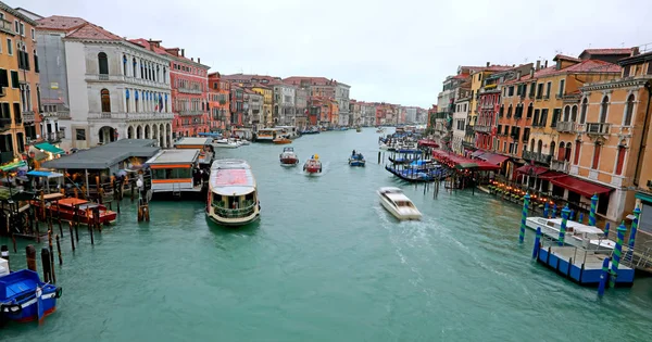 Canal Grande je hlavní splavná vodní cesta na benátském ostrově — Stock fotografie