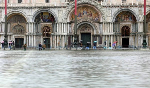 Acqua in Piazza San Marco e persone sui ponti pedonali — Foto Stock