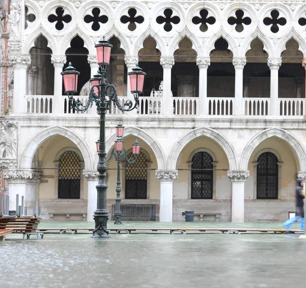 Vévodský palác také nazývaný Palazzo Ducal v italském jazyce ve Ve — Stock fotografie