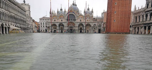 Place Saint-Marc et la basilique avec des hautes eaux à Venise Ita — Photo