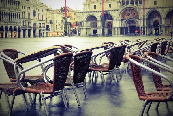 Hnědá a kovová křesla ponořená na benátském náměstí se starým tónem — Stock fotografie