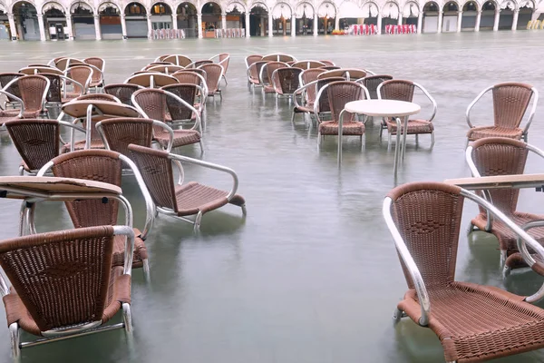 Stühle auf dem Wasser der Adria auf dem Hauptplatz von Venedig in — Stockfoto