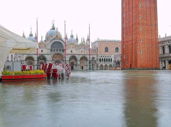 Praça de São Marcos em Veneza Itália com água alta — Fotografia de Stock