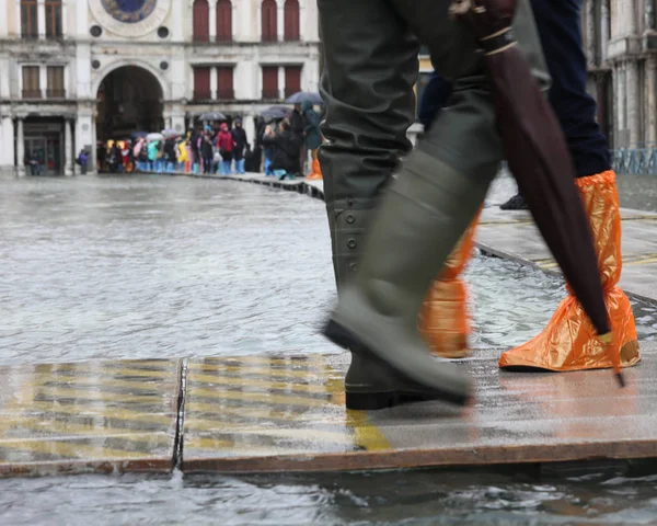 Láb csizma és lábszárvédő a sétányon Velence Olaszország — Stock Fotó