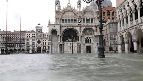 Basilika av helgon Mark I Venedig under rekord översvämning — Stockfoto