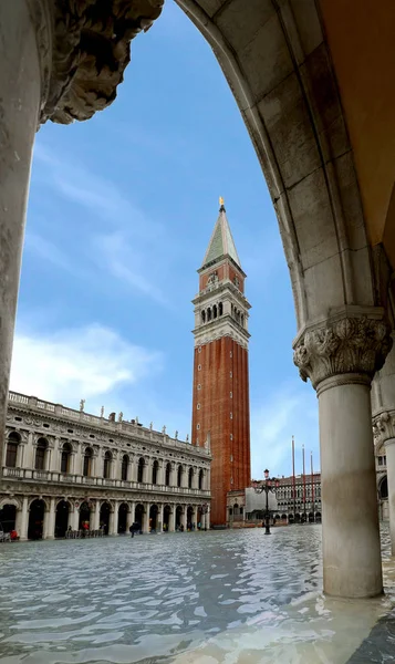 Zvonice svatého Marka během povodní v Benátkách v Itálii — Stock fotografie