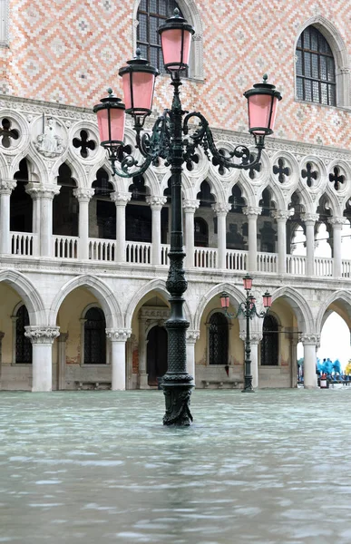 Lampada stradale su Piazza San Marco a Venezia in Italia durante il... — Foto Stock