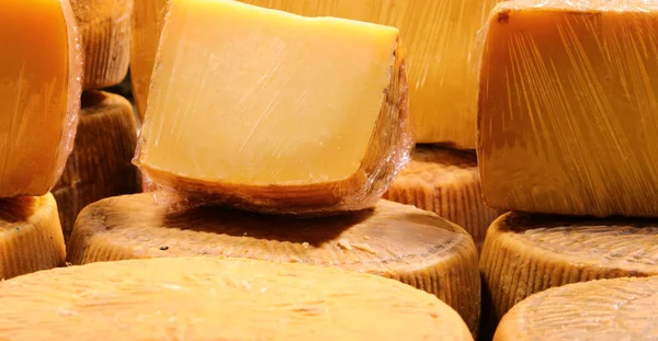 İtalyan dilinde "Pecorino" denilen kavrulmuş peynir sütle yapılır. — Stok fotoğraf