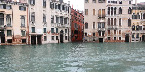 Flooded houses in Venice Italy in the Grand Canal — ストック写真