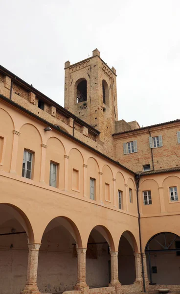 Recanati, Mc, İtalya - 2 Kasım 19: Saint Agostino Kilisesi ve — Stok fotoğraf