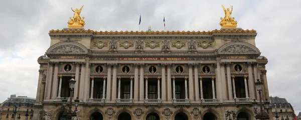 Paris, França - 20 de agosto de 2018: Ópera e palácio famoso chamado — Fotografia de Stock