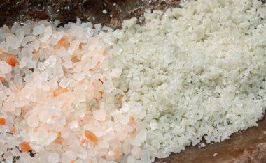 Himalaya 'dan havan topu üzerine pembe tuz