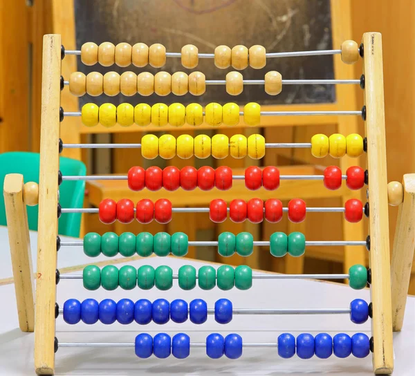 Trä abacus att lära sig att räkna inne i klassrummet — Stockfoto