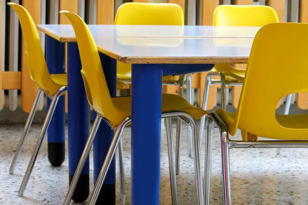 Cadeiras amarelas na sala de aula da escola — Fotografia de Stock