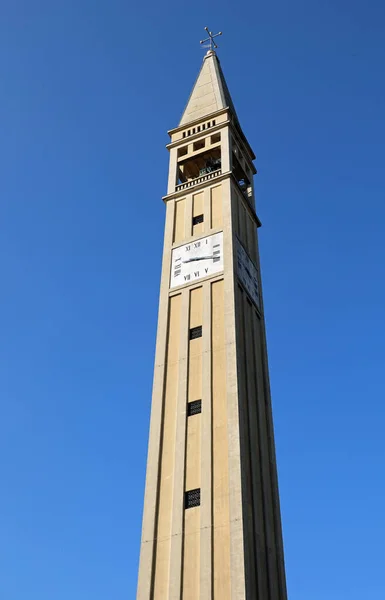 Très grand clocher avec flèche pyramidale à base carrée et — Photo