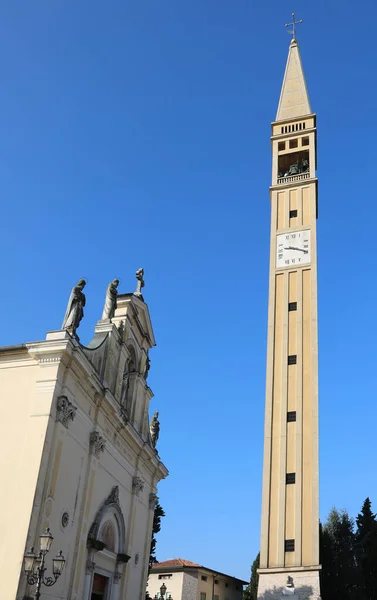 Sehr hoher Glockenturm 82 Meter mit pyramidenförmiger Turmspitze mit einem Quadrat — Stockfoto