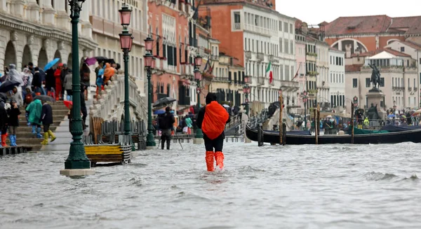 Gente con sombrillas y impermeable en el día lluvioso en Venecia en — Foto de Stock