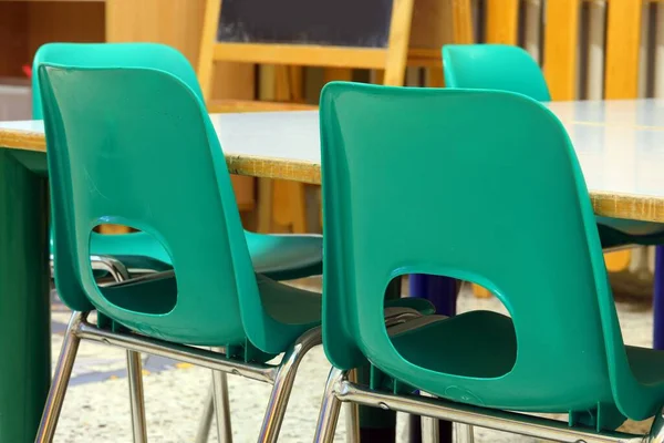 教室の緑の小さな椅子は — ストック写真