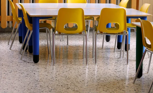 Gula små stolar i klassrummet i skolan wihtout peopl — Stockfoto