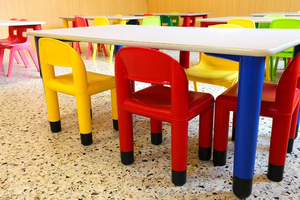 Bunte Plastikstühle im Kindergarten — Stockfoto