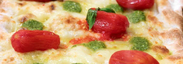 Pizza z sosem pesto i czerwonymi pomidorami bez skórki — Zdjęcie stockowe