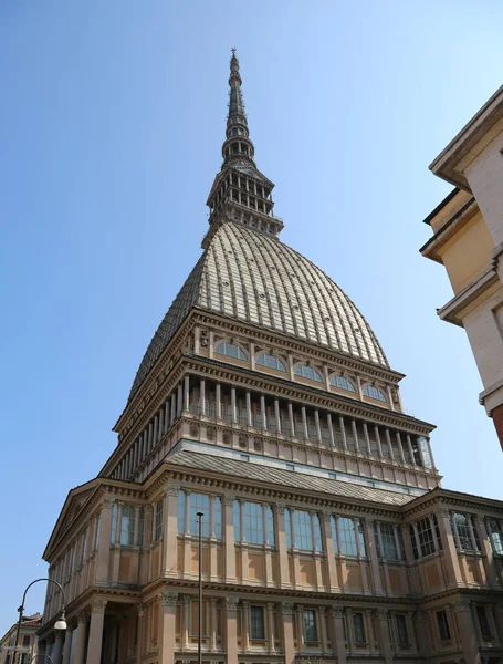 Turín, TO, Italia - 27 de agosto de 2015: monumento llamado Mole Antonel — Foto de Stock