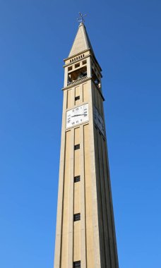 Çok yüksek çan kulesi, piramit kulesi ve kare tabanı var.