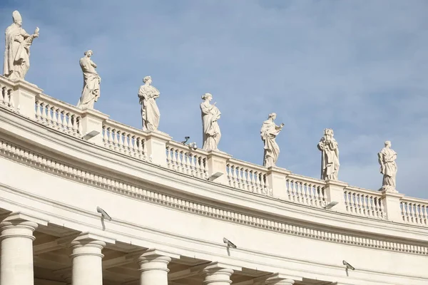 Statuen und Säulen auf dem Petersplatz in Vatikan — Stockfoto