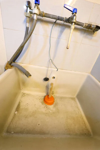 Plunger in the washbasin — Stock Photo, Image